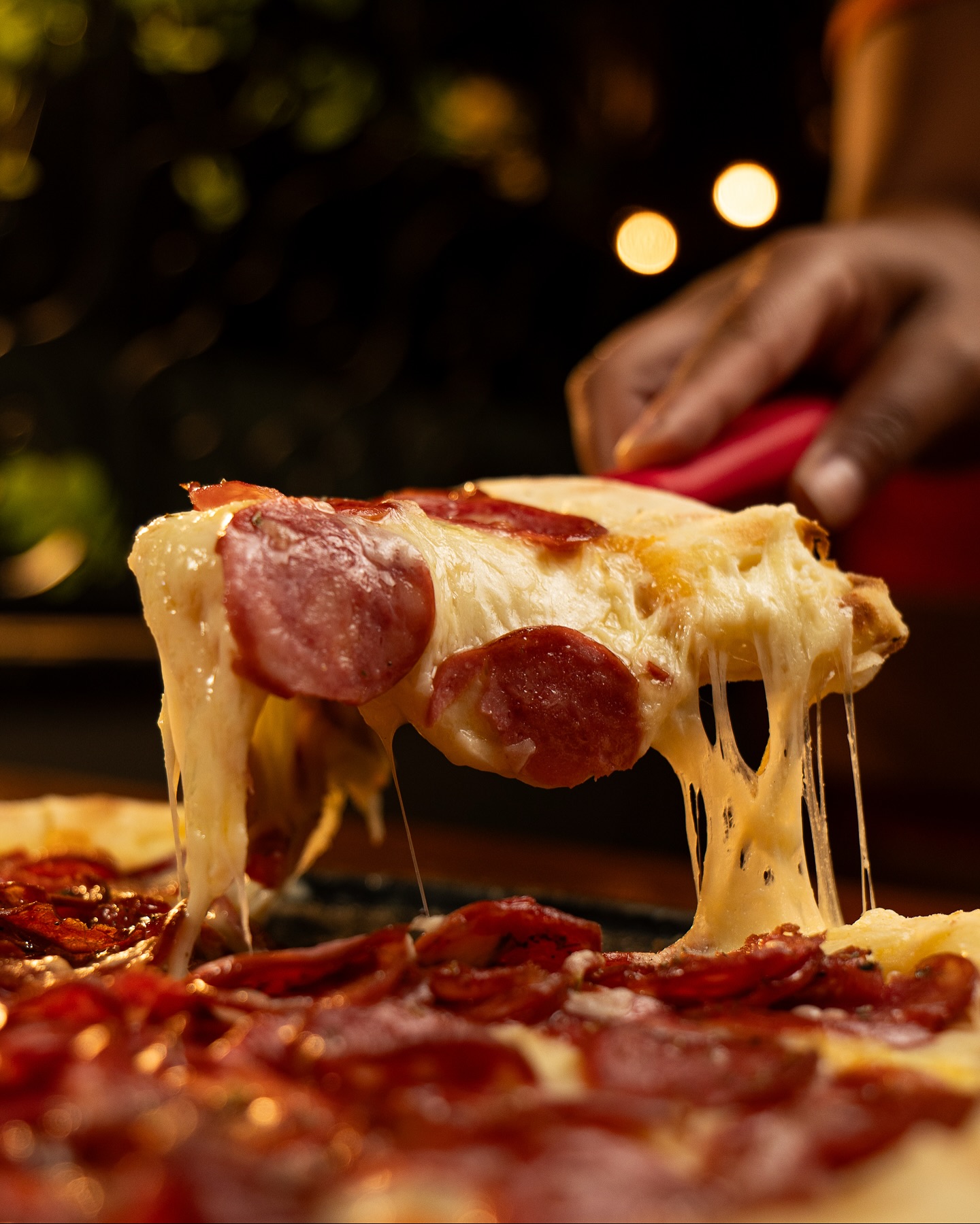 Pizza desfocada ao fundo